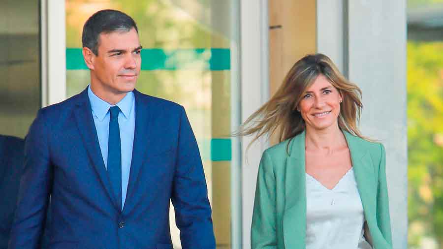El presidente del Gobierno de España, Pedro Sánchez, y su esposa Begoña Gómez.