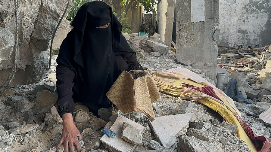 Mujer busca en los escombros tras los ataques a la Franja de Gaza