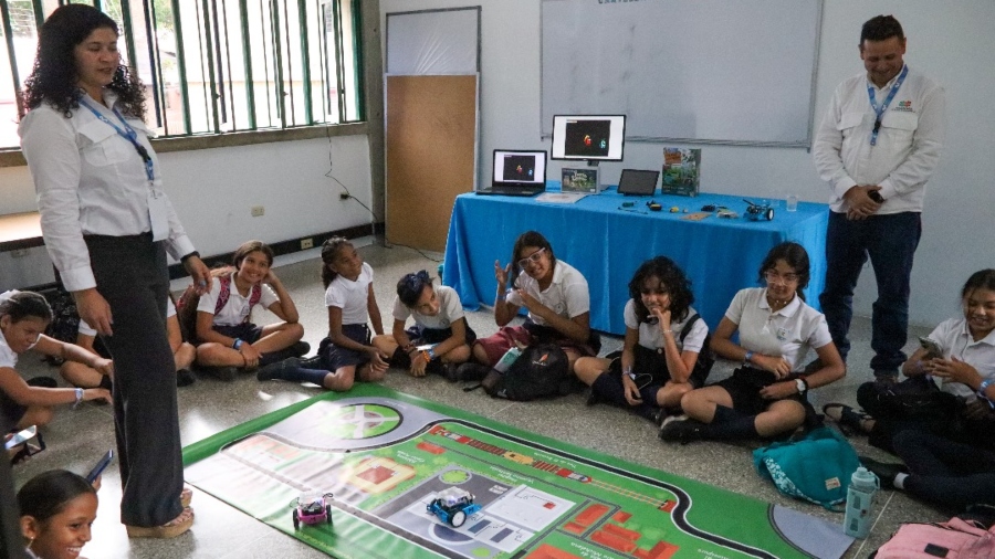 Movistar impulsa la inclusión digital de 120 estudiantes de Chacao