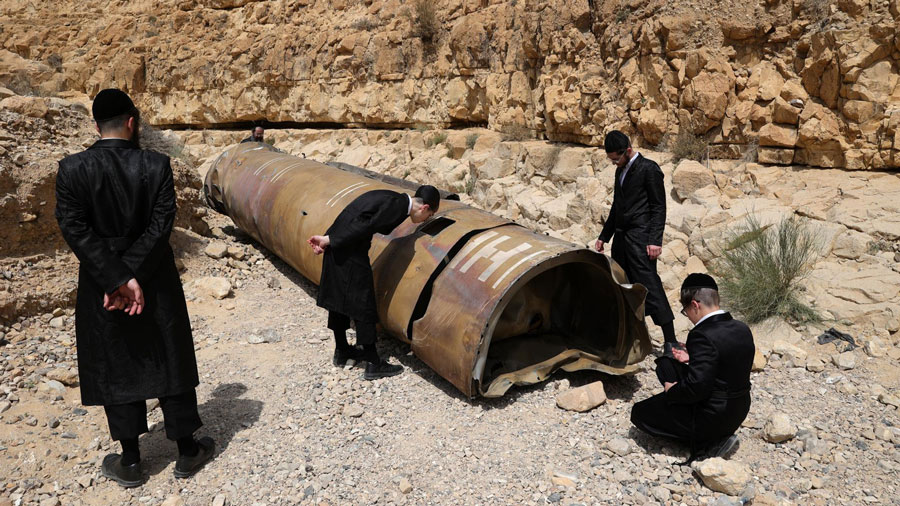 Jjudíos observan la parte de un misil balístico iraní descubierto por excursionistas israelíes