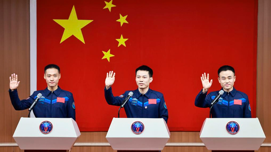 Astronautas Tang Hongbo, Tang Shengjie y Jiang Xinlin