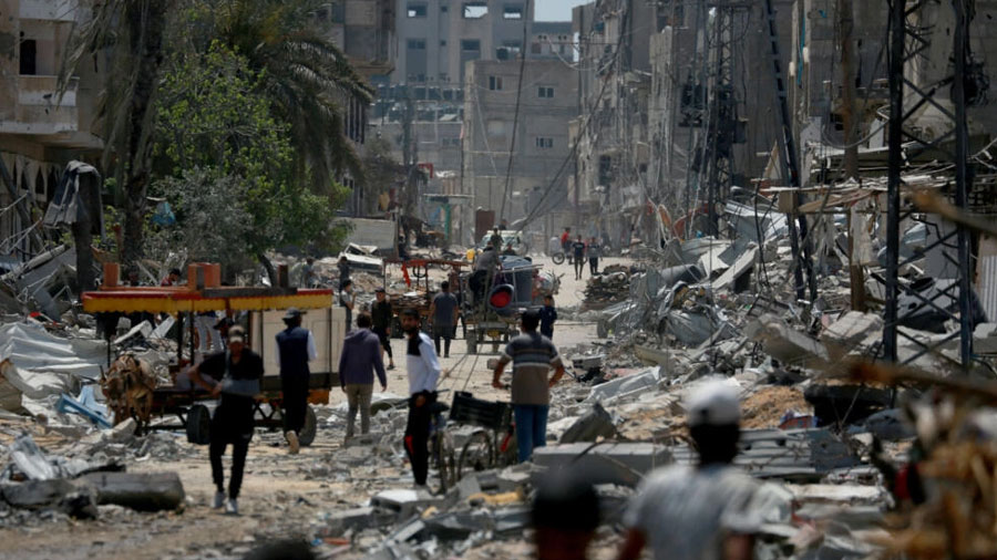 Civiles caminan entre edificios destruidos en Nuseirat, en la Franja de Gaza