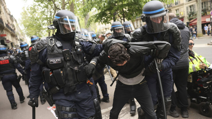 Detención de un manifestante, París, Francia, el 1 de mayo de 2024