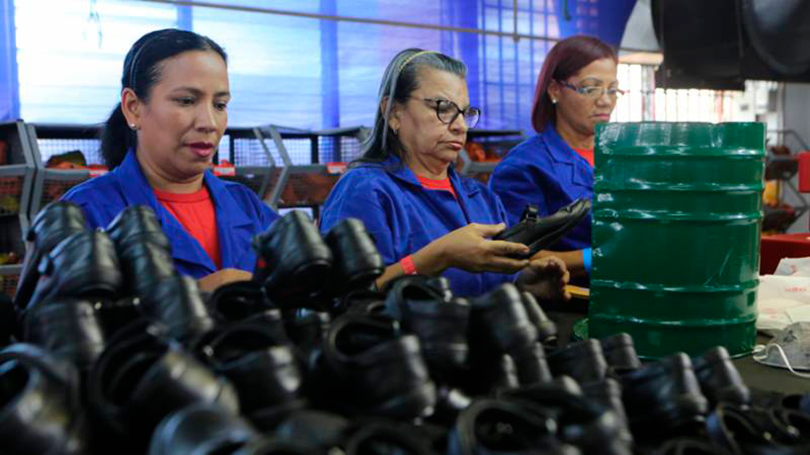 Imagen referencial | Mujeres trabajadoras de una fábrica de zapatos