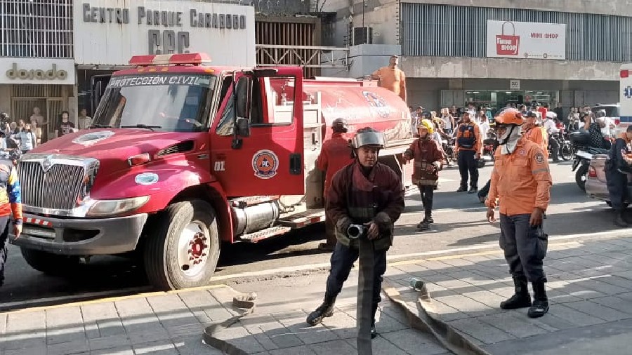 Bomberos controlan incendio en edificio de la avenida Universidad en Caraca