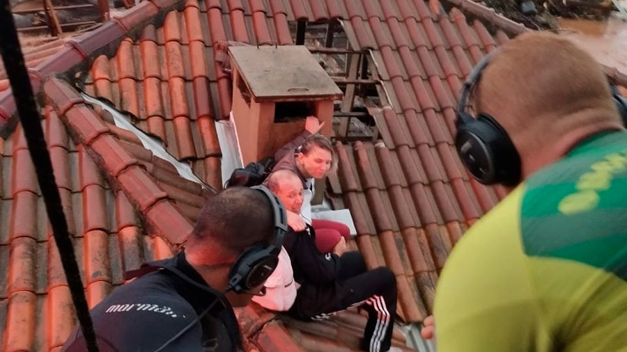 (+Videos) Impresionantes rescates aéreos en medio de graves inundaciones en Brasil