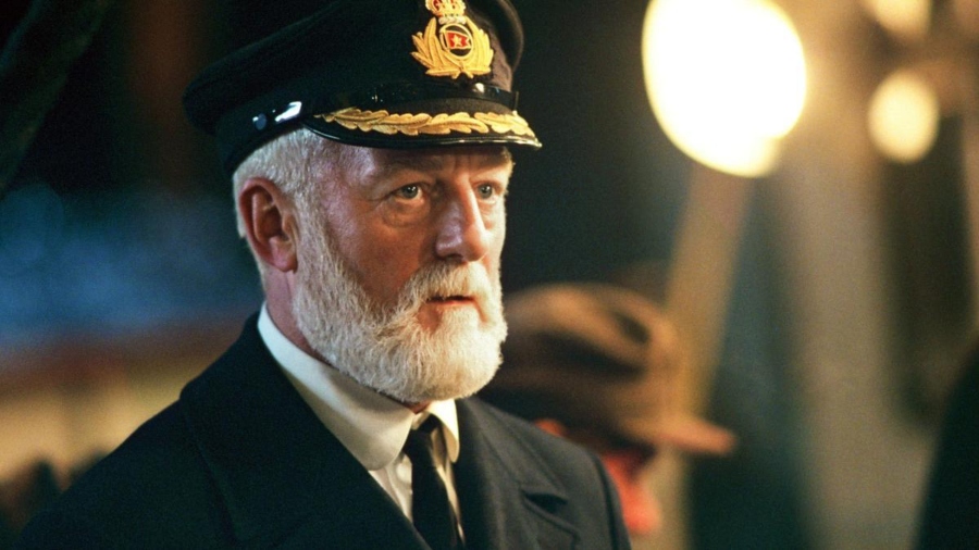 Bernard Hill, capitán Edward Smith en la película 