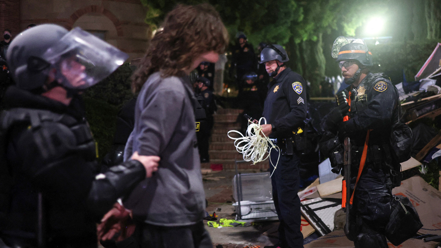 Agentes de la Patrulla de Carreteras de California detienen a un manifestante propalestina