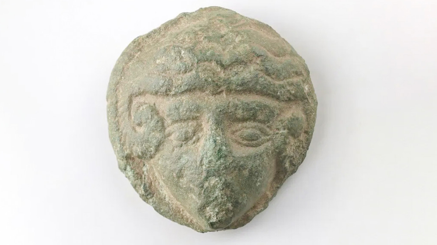  Arqueólogos amateur hallan un mini retrato de Alejandro Magno de hace 1.80