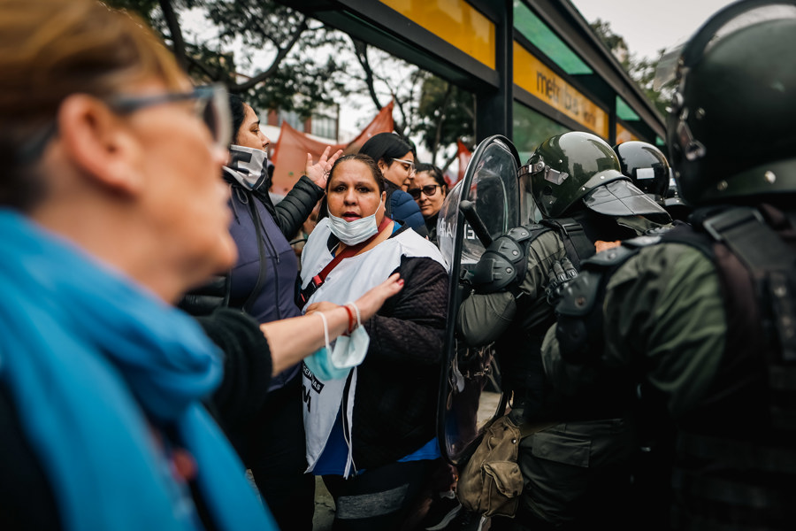 Cientos de argentinos protestaron frente a la residencia del presidente Milei