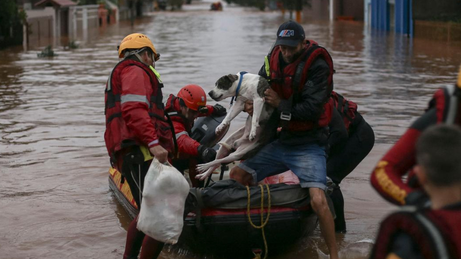 “Tragedia climática” en el sur de Brasil aún sigue tras casi 100 muertos 