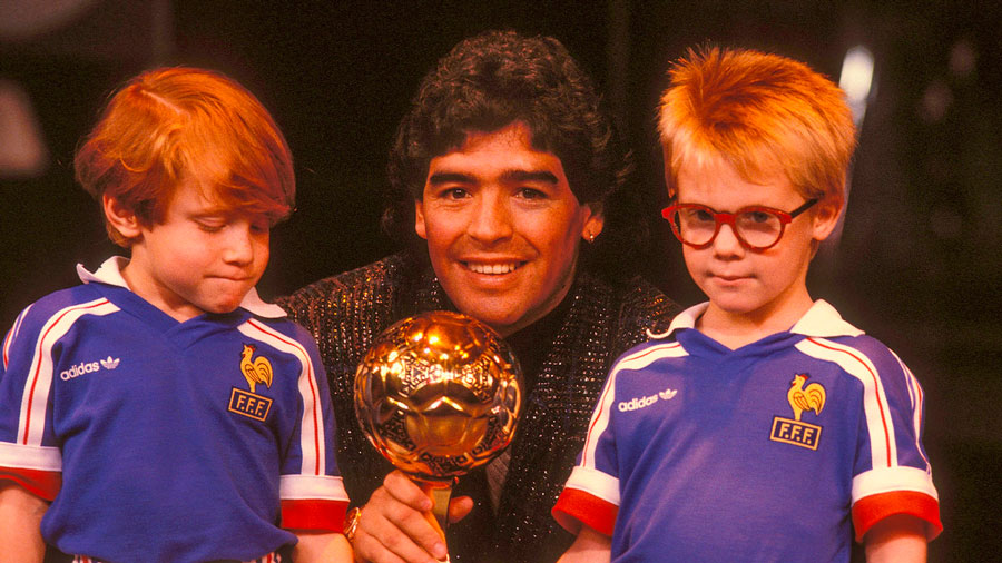 Diego Maradona recibe el Balón de Oro en París, 13 de noviembre de 1986