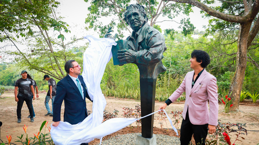 Alcalde Darwin Rosales devela escultura del escritor Rafael Cárdenas