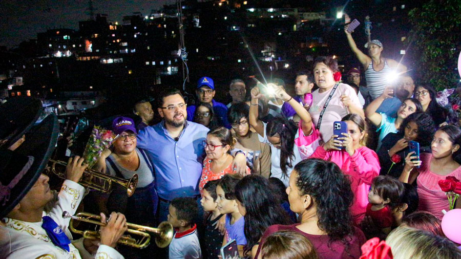 Ecarri vuelve de noche a los cerros de Caracas