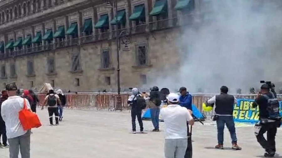 (Videos) Lanzan petardos al Palacio Nacional de México 