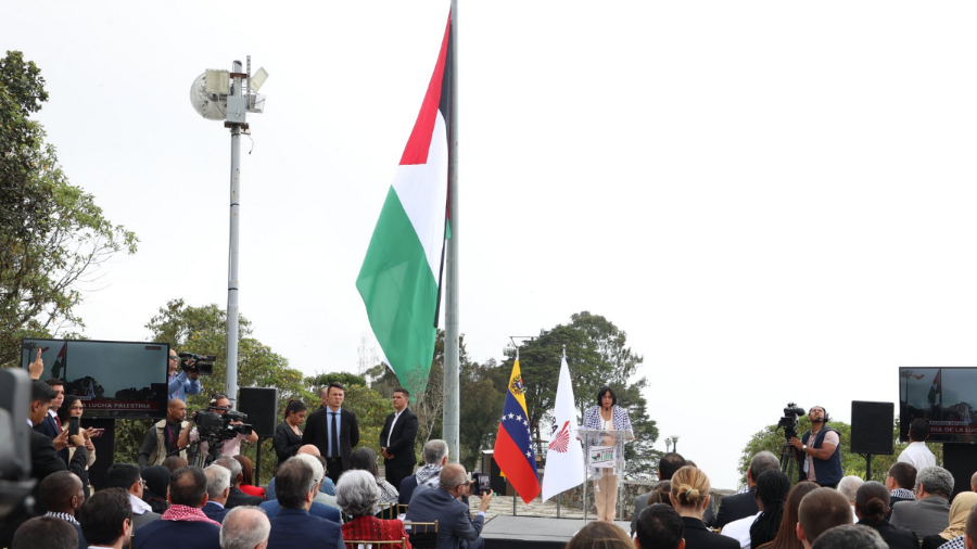 ALBA-TCP iza bandera del Estado de Palestina en el Waraira Repano en Caraca