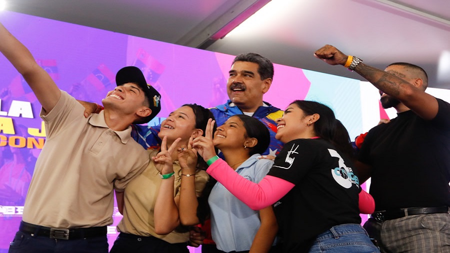 Maduro llamó a la juventud defender el futuro del siglo XXI