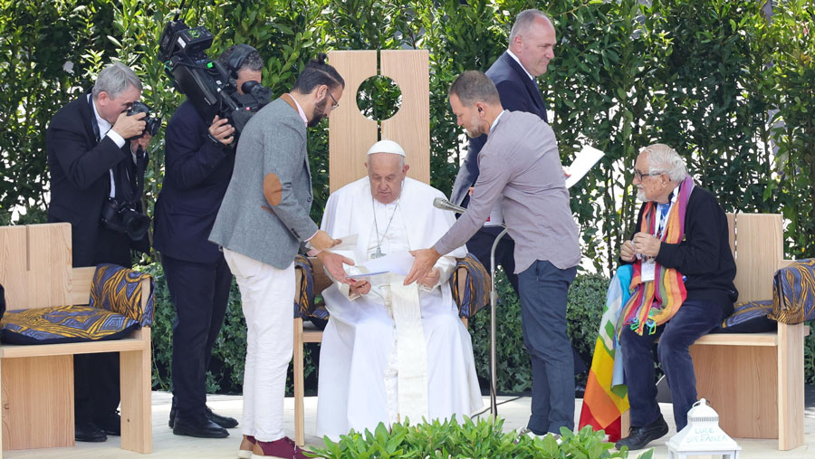 El papa Francisco abraza a un israelí y a un palestino y denuncia la 