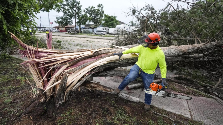 Fuertes tormentas azotan Houston, causando caída de árboles 
