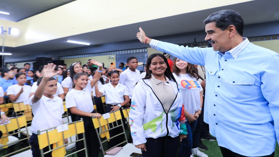 Maduro llama a fortalecer valores en la educación (Prensa Presidencial)