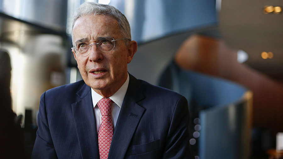 La Fiscalía colombiana acusa formalmente al expresidente Álvaro Uribe por tres delitos