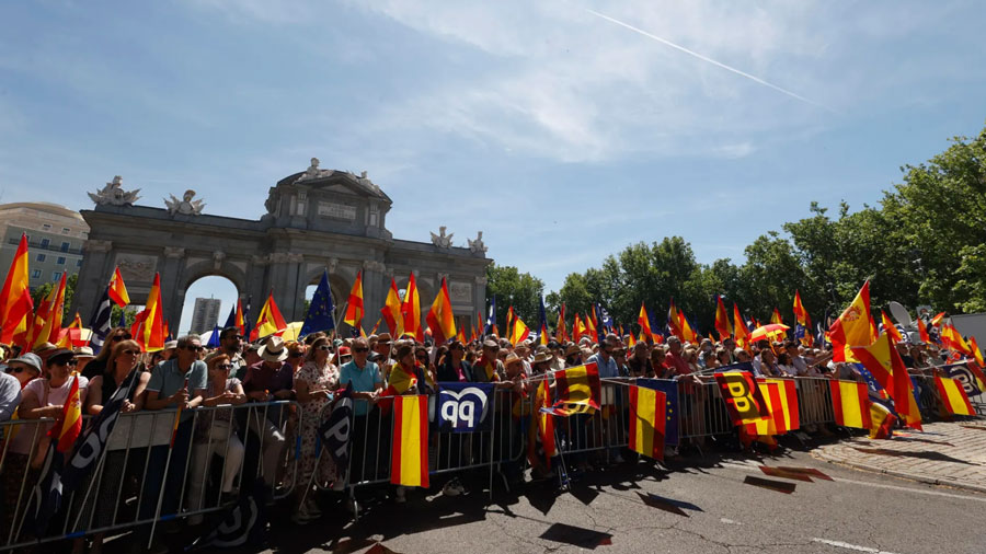 Miles de personas protestan en Madrid contra Sánchez y la ley de amnistía (+Videos) 