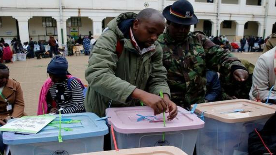 Más de 1,6 millones de sudafricanos votan por adelantado en las elecciones 