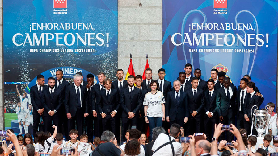 El Real Madrid sale del Santiago Bernabéu para iniciar la celebración ...