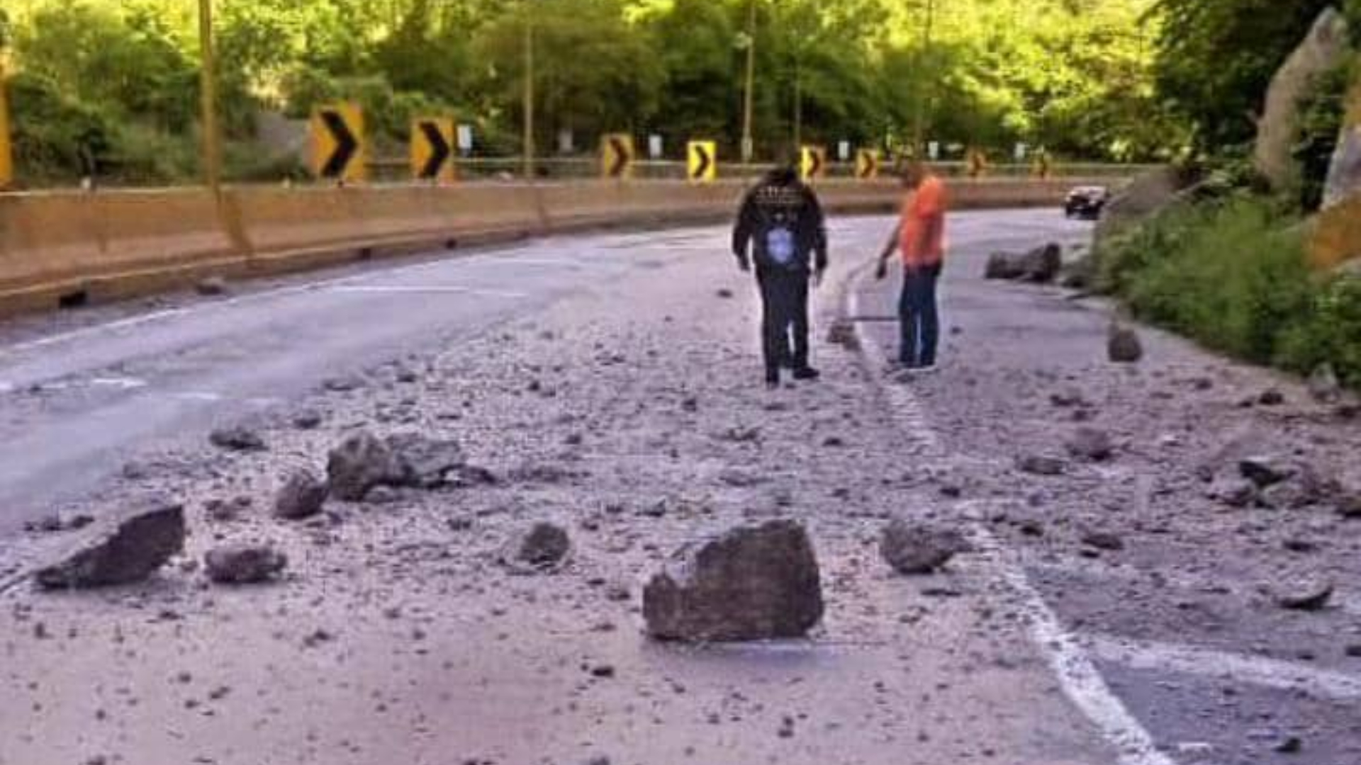 Derrumbe en la autopista Valencia - Puerto Cabello 
