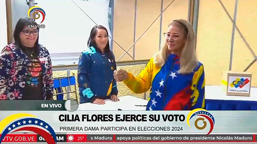 Primera dama Cilia Flores ejerció su derecho al voto junto al ...