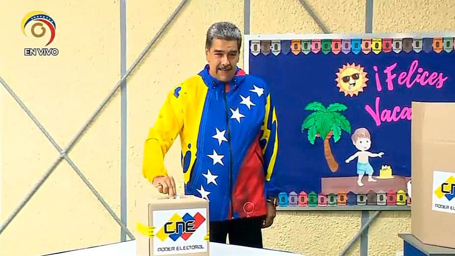 Presidente Nicolás Maduro ejerció su derecho al voto