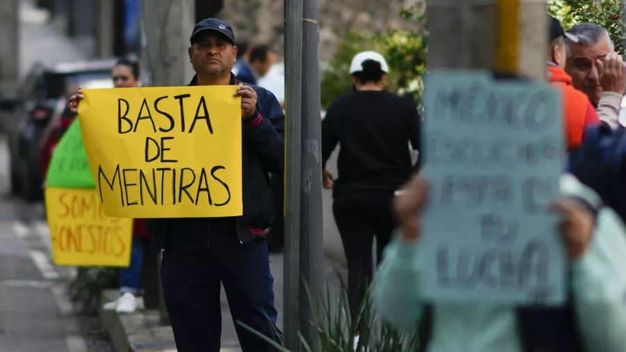 Trabajadores del Poder Judicial mexicano bloquean el Congreso para ...
