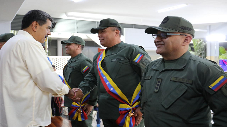 Presidente Maduro condecoró a militares sancionados: “No se van a rendir ante chantajes” 