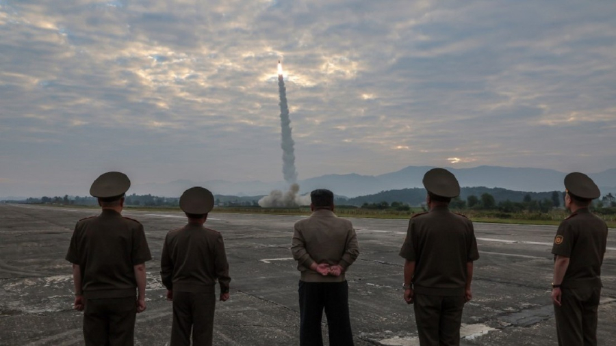 Kim Jong-un, durante la prueba de un nuevo misil táctico