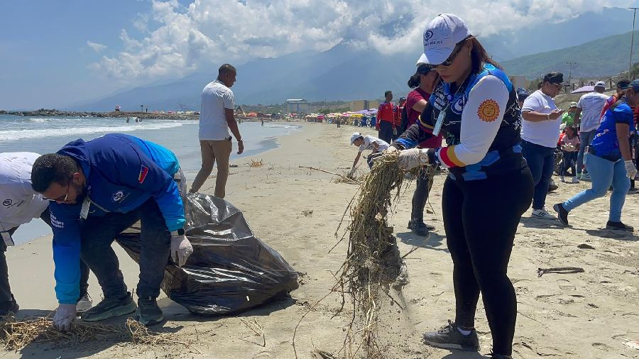 Voluntarios durante recolección de desechos en La Guaira