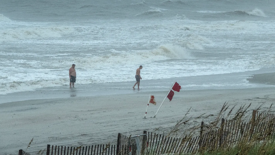 Vista de una playa en la que se ven los efectos de un huracán