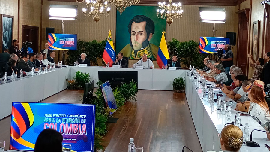 Yván Gil en el Foro Político y Académico de Situación en Colombia