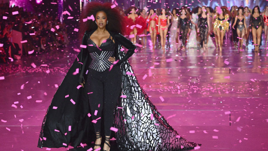 Tyra Banks cierra desfile Victoria's Secret 2024