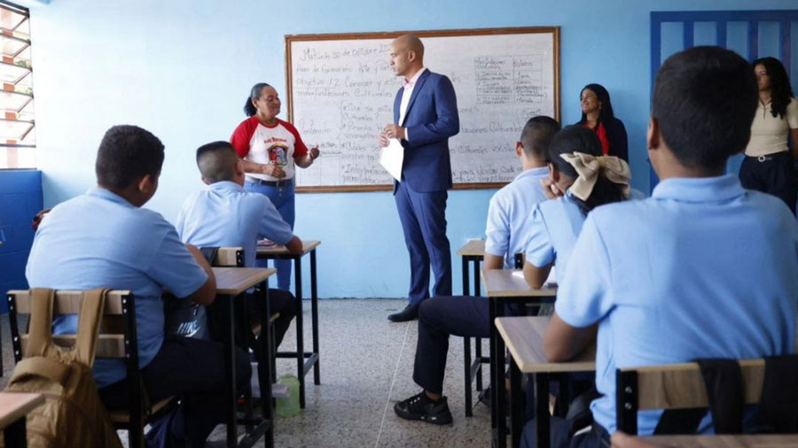 Ministro de Educación instó a todo el personal parroquial a volver a las aulas de clases