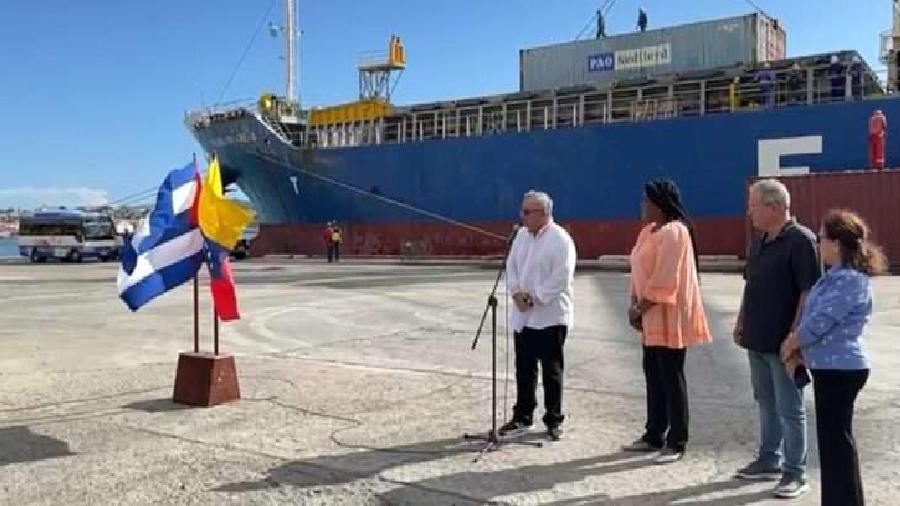 El cargamento fue recibido por autoridades del Gobierno cubano