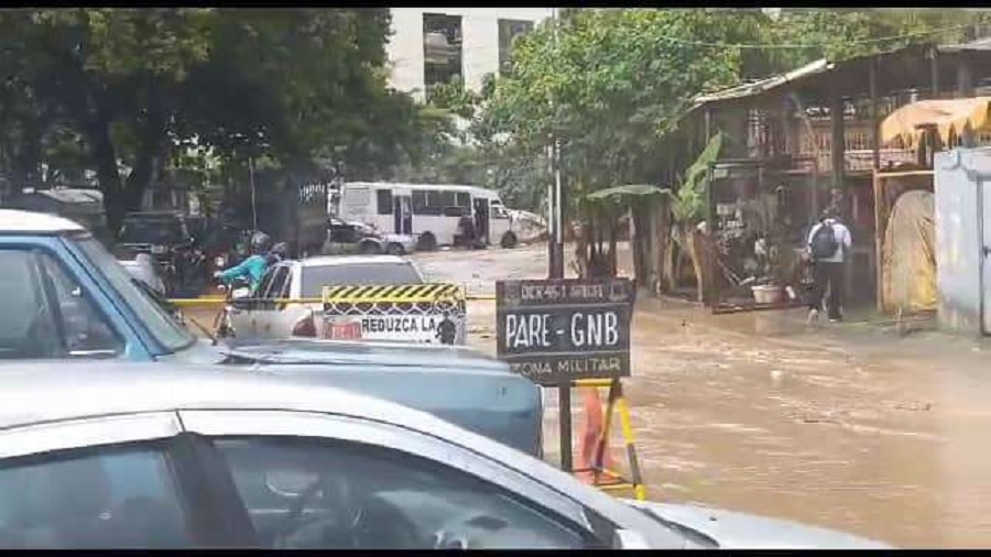 Retraso vehicular y lagunas en La Guaira tras el aguacero de este lunes