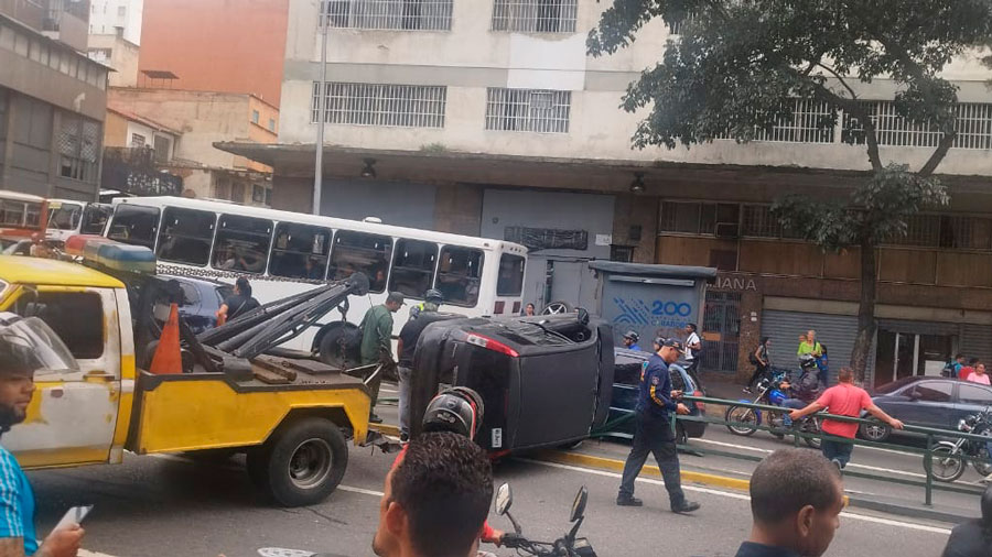 (+Fotos) Reportan choque en la avenida Baralt de Caracas este miércoles