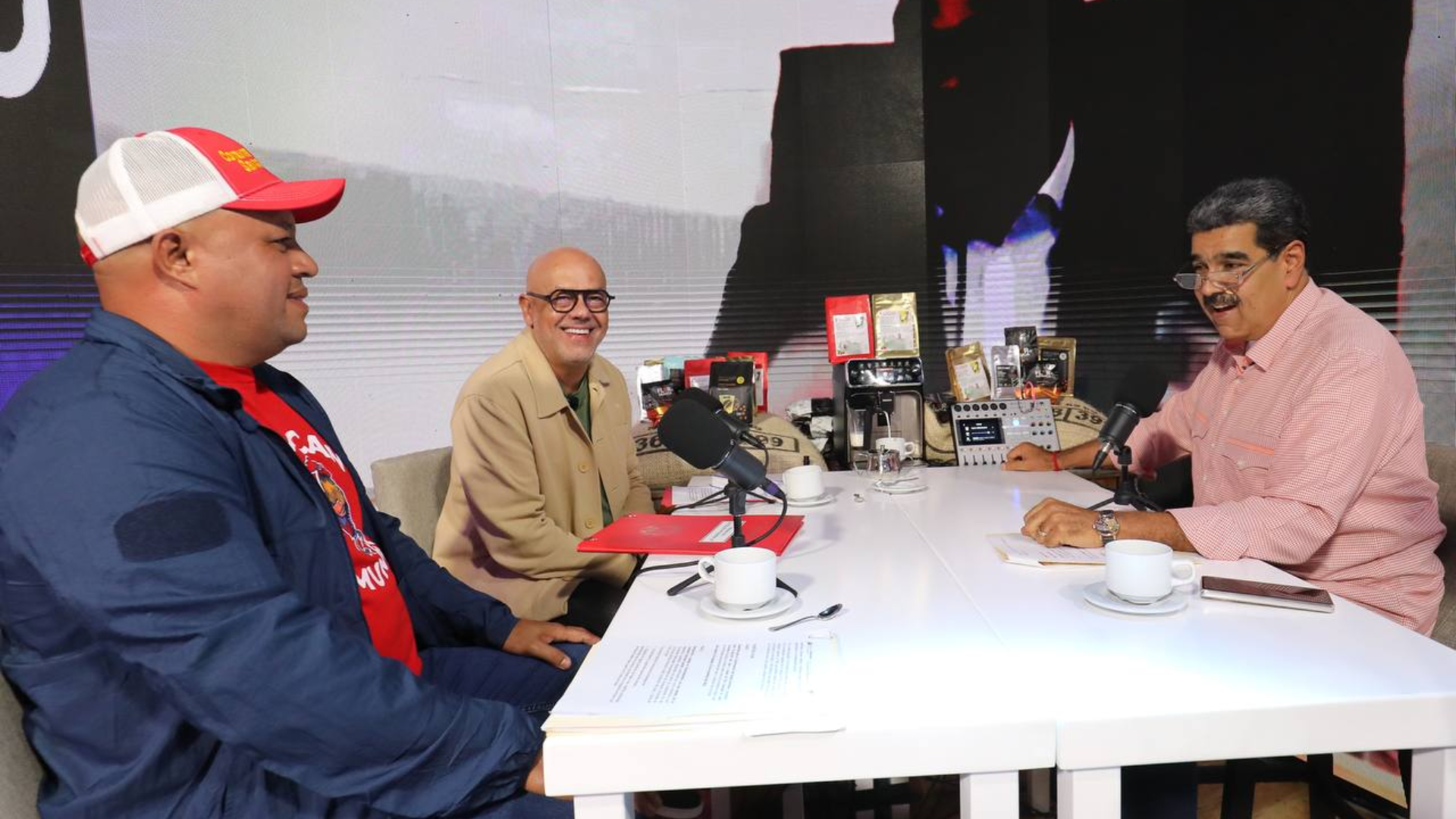 Ángel Prado y Jorge Rodríguez junto con el presidente Maduro