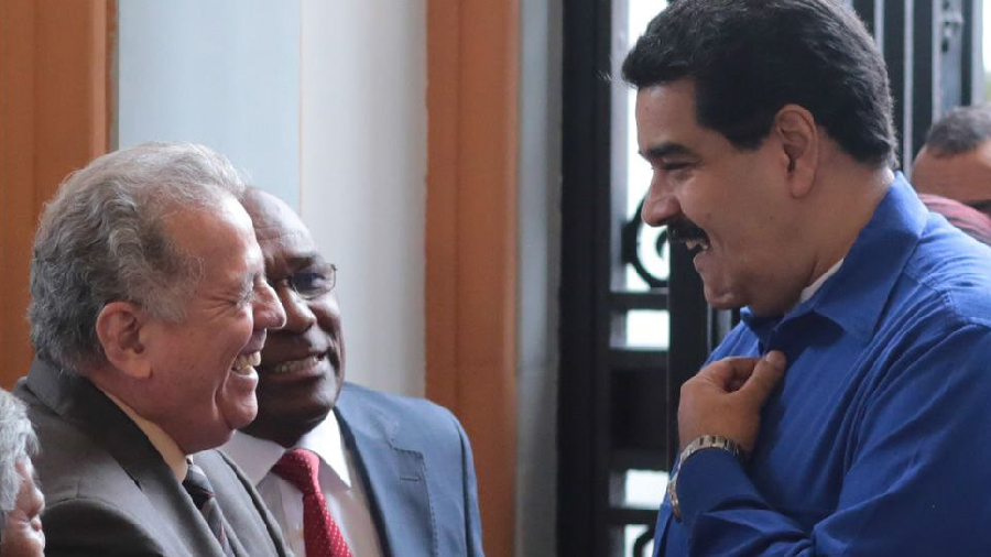 Presidente Maduro saludando al exFiscal Isaías Rodríguez