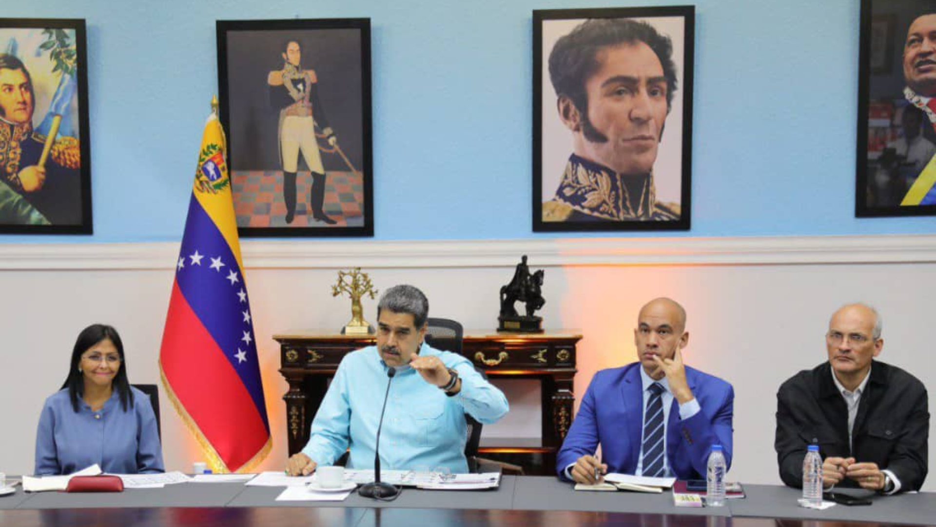 Autoridades junto con el presidente Maduro