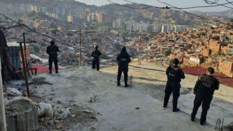 Autoridades del FAES en barrio del país