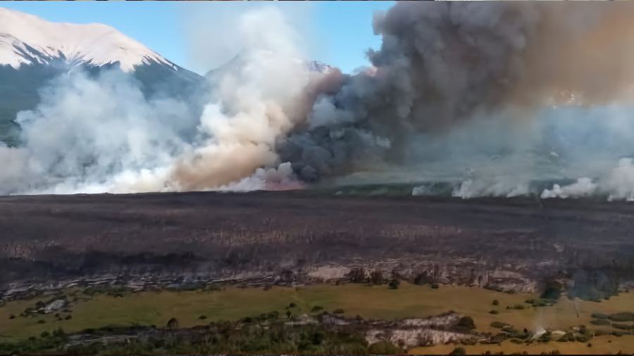 El fuego no da tregua en el sur de Argentina y ya ha consumido unas 36. ...