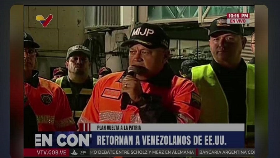 diosdado-cabello-recibe-vuelo-de-retornados-captura-36713.jpg