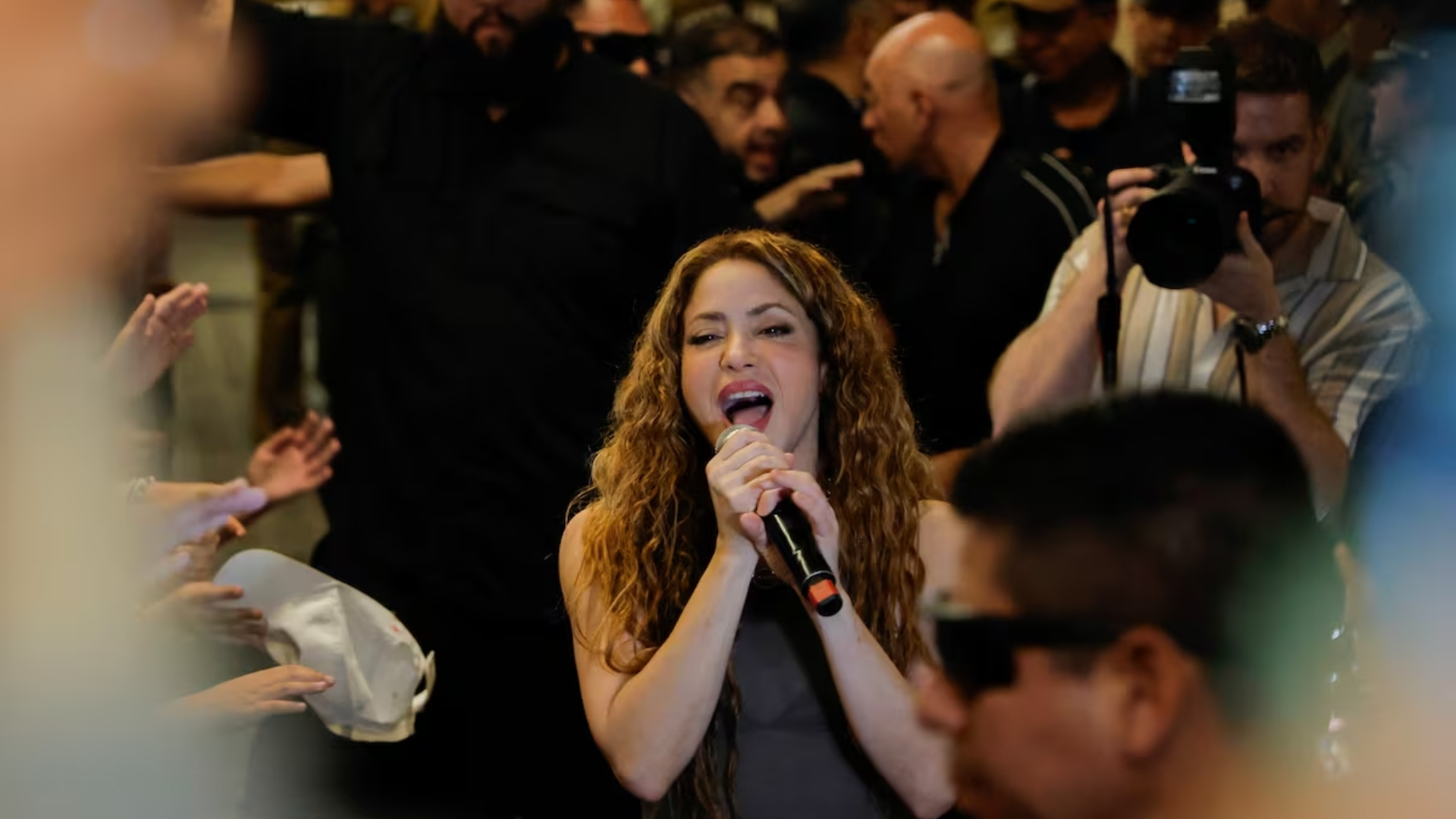 Tras cancelar fechas de conciertos, Shakira le canta gratis a sus
