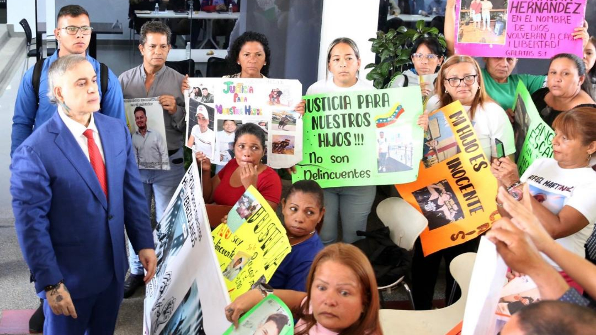 Fiscal Saab recibe familiares de venezolano en El Salvador